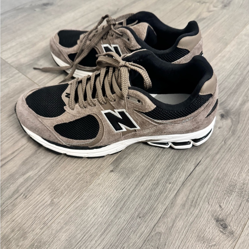 New Balance Men's Black and Tan 2002r sneakers